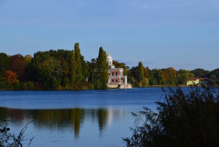 Foto de Castillo histórico Marmorpalais en otoño en el Parque Neuer Garten en Potsdam, la capital de Brandeburgo - Imagen libre de derechos
