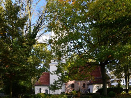 Cimetière et église en automne sur la péninsule Stralau à Berlin, la capitale de l'Allemagne