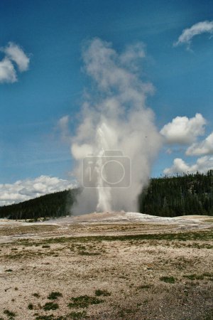 Foto de Viejo géiser fiel en el Parque Nacional de Yellowstone, Wyoming - Imagen libre de derechos