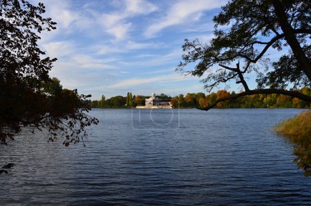 Castillo histórico Marmorpalais en otoño en el parque Neuer Garten en Potsdam, la capital de Brandeburgo