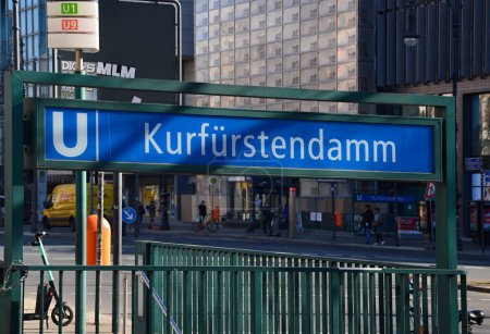 Foto de Estación de metro Kurfuerstendamm en el barrio Charlottenburg en Berlín, la capital de Alemania - Imagen libre de derechos