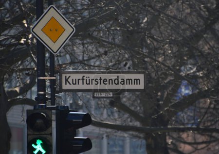 Straßenschild Kurfürstendamm in der Charlottenburger Innenstadt in der Hauptstadt Berlin