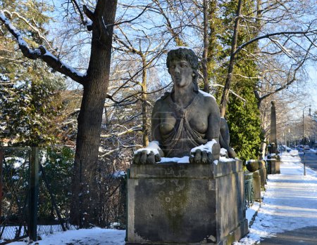 Brücke und Statue im Winter im Stadtteil Grunewald in Berlin, der Hauptstadt Deutschlands