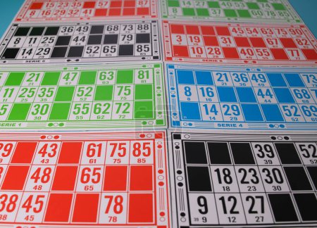 Foto de Juego de lotería con cartas de diferentes colores - Imagen libre de derechos