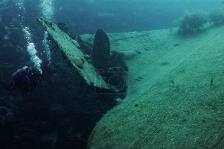 Foto de Los buzos exploran los restos de Hilma Hooker. Hilma Hooker es un naufragio en Bonaire, Países Bajos. Es un popular sitio de buceo naufragio. - Imagen libre de derechos