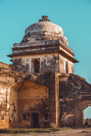 Rohtas fort Jhelum Punjab Pakistan. Ruinen von Haveli Maan Singh, einem antiken Herrenhaus und Denkmal im historischen Rohtas-Fort, das indisches Erbe und historische Architektur zeigt