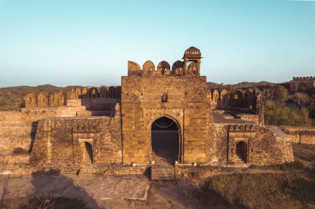 Ruinas del fuerte de Rohtas Jhelum Punjab Pakistán, el monumento central Shah Chandwali puerta hecha de ladrillos y piedras que muestra la antigua historia india y mogol, patrimonio y arquitectura vintage