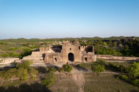Ruinen der Rohtas-Festung Jhelum Punjab Pakistan, Luftaufnahme des zentralen Monuments Shah Chandwali Tor aus Ziegeln und Steinen, die alte indische Geschichte, Erbe und Vintage-Architektur zeigt