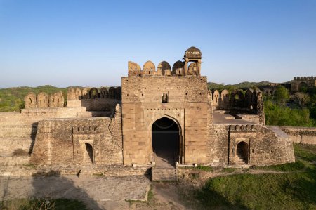 Ruinas del fuerte de Rohtas Jhelum Punjab Pakistán, el monumento central Shah Chandwali puerta hecha de ladrillos y piedras que muestra la historia antigua de la India, el patrimonio y la arquitectura vintage