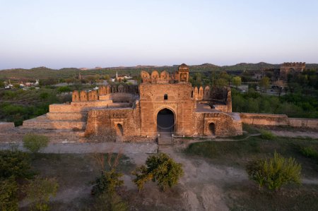 Ruinen der Rohtas-Festung Jhelum Punjab Pakistan bei Sonnenuntergang, das zentrale Denkmal Shah Chandwali Tor aus Ziegeln und Steinen, das alte indische Geschichte, Erbe und Vintage-Architektur zeigt