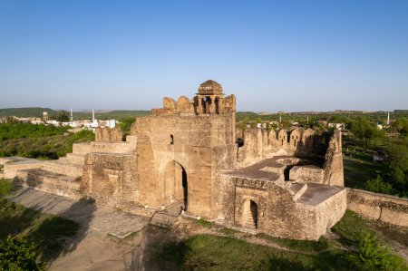 Ruinen von Rohtas Fort Jhelum Punjab Pakistan, das zentrale Denkmal Shah Chandwali Tor aus Ziegeln und Steinen, die alte indische und Mogulgeschichte, Erbe und Vintage-Architektur zeigt