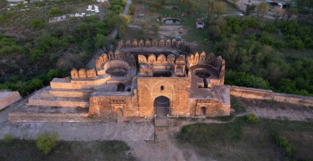 Ruinen der Rohtas-Festung Jhelum Punjab Pakistan, Luftaufnahme des zentralen Monuments Shah Chandwali Tor aus Ziegeln und Steinen, die alte indische Geschichte, Erbe und Vintage-Architektur zeigt