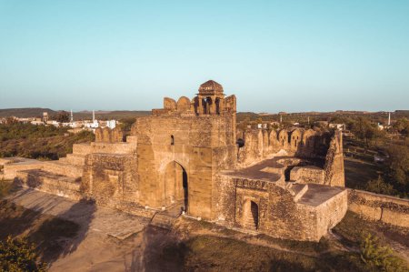 Ruinen von Rohtas Fort Jhelum Punjab Pakistan, das zentrale Denkmal Shah Chandwali Tor aus Ziegeln und Steinen, die alte indische Geschichte, Erbe und Vintage-Architektur zeigt
