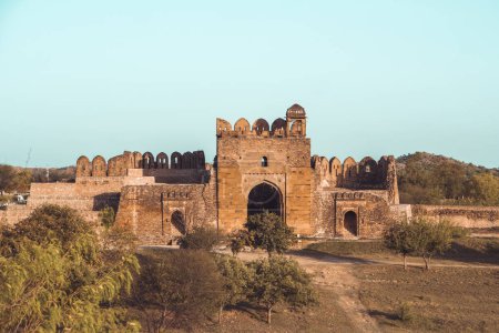 Ruinas del fuerte de Rohtas Jhelum Punjab Pakistán, el monumento central Shah Chandwali puerta hecha de ladrillos y piedras que muestra la antigua historia india y mogol, patrimonio y arquitectura vintage