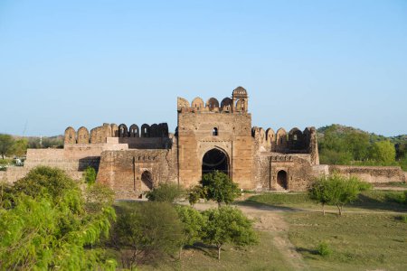 Ruinen von Rohtas Fort Jhelum Punjab Pakistan, das zentrale Denkmal Shah Chandwali Tor aus Ziegeln und Steinen, die alte indische und Mogulgeschichte, Erbe und Vintage-Architektur zeigt