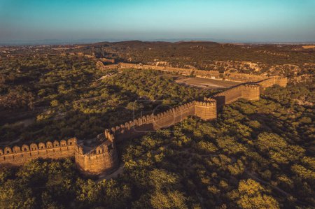 Ruinen der alten Vintage-Festung, Verteidigungsmauer der mittelalterlichen Burg, Luftaufnahme der Rohtas-Festung Pakistan, UNESCO-Welterbe, historisches Denkmal des indischen Erbes