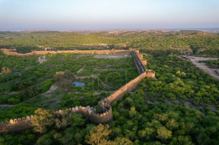 Ruinen der alten Vintage-Festung, Verteidigungsmauer der mittelalterlichen Burg, Luftaufnahme der Rohtas-Festung Pakistan, UNESCO-Welterbe, historisches Denkmal des indischen Erbes