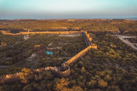 ruinas de la antigua fortificación vintage, muro de defensa del castillo medieval, vista aérea del fuerte de Rohtas Pakistán, Patrimonio de la Humanidad por la UNESCO, monumento histórico del patrimonio indio