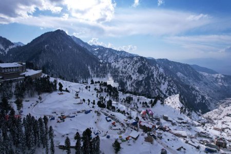 Vue Aérienne de Malam Jabba Hill station ville et station de ski au sommet de la montagne couvert de neige pendant l'hiver dans Himalaya Swat Khyber Pakhtunkhwa Pakistan