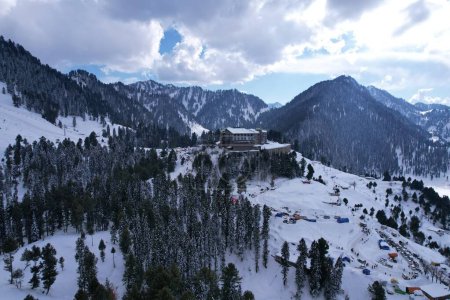 Vue Aérienne De La Gare De Malam Jabba Hill, hôtel continental perlé et station de ski au sommet d'une Montagne couverte de neige pendant l'hiver en Himalaya Swat Khyber Pakhtunkhwa Pakistan