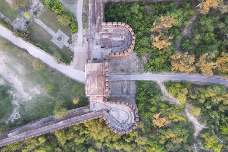 Vista aérea, disparo de dron del puesto de avanzada de la puerta principal y la torre de vigilancia del fuerte Rohtas Jhelum Punjab Pakistán. La arquitectura vintage e histórica del antiguo castillo indio.