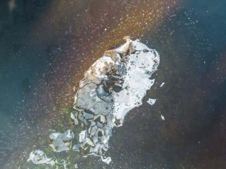 Téléchargez les photos : Frozen Swinsty Reservoir, qui fait partie de la série Yorkshire Water de réservoirs alimentant en eau potable, a été gelé par la récente explosion arctique. - en image libre de droit