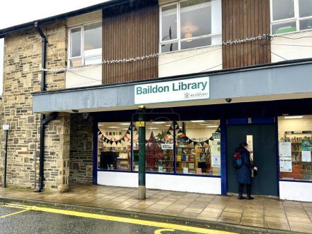 Téléchargez les photos : Femme entrant dans la bibliothèque de Baildon gérée par Bradford City Council, Royaume-Uni. 31 octobre 2023. - en image libre de droit