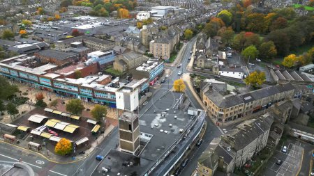 Téléchargez les photos : Shipley, Royaume-Uni - 29 octobre 2023 : Vue aérienne du centre-ville de Shipley, y compris les étals du marché et l'emblématique Shipley Clock Tower. Occupé Otley Road et A6038 près de Bradford, West Yorkshire. Photo de haute qualité - en image libre de droit