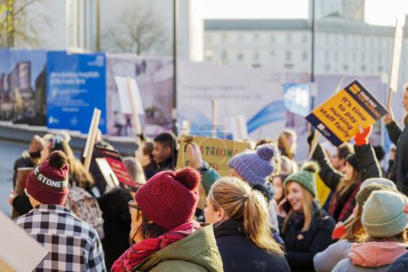 Téléchargez les photos : Leeds, Royaume-Uni. 20 décembre 2022. Une foule d'infirmières en grève et debout sur la ligne de piquetage à l'infirmerie générale de LGI Leeds pendant l'action collective. - en image libre de droit
