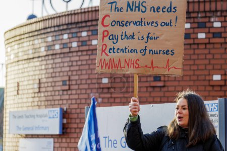Téléchargez les photos : Leeds, Royaume-Uni. 20 décembre 2022. Une foule d'infirmières en grève et debout sur la ligne de piquetage à l'infirmerie générale de LGI Leeds pendant l'action collective. - en image libre de droit