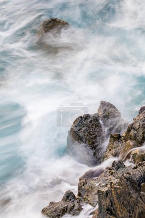 Paysage marin à longue exposition des vagues de l'océan Atlantique s'écrasant sur la côte de l'île de Lewis dans les Hébrides extérieures. 