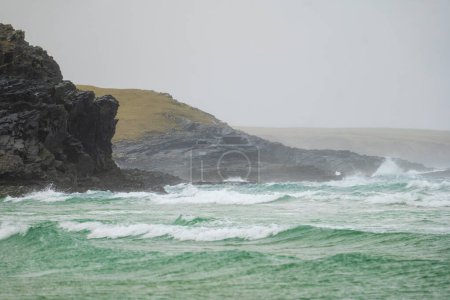 Wellen stürzen bei schlechtem Wetter auf leeren Eoropie Beach auf der schottischen Insel Lewis.