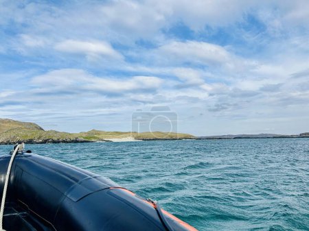 Barco inflable rígido RIB que navega alrededor de hermosos lagos marinos de la isla de Lewis, Escocia. Bote de motor en Loch Rog. Foto de alta calidad