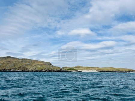 Schöner Loch Rog mit türkisfarbenem Lagunenwasser, das die Insel Pabaigh Mor umgibt. Paddeln rund um die schottischen Inseln der Äußeren Hebriden. Hochwertiges Foto
