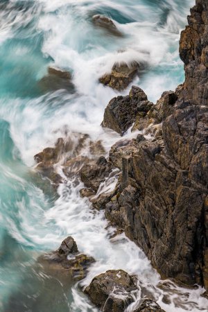 Paysage marin à longue exposition des vagues de l'océan Atlantique s'écrasant sur la côte de l'île de Lewis dans les Hébrides extérieures. 
