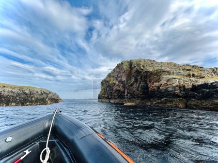 Starre Schlauchboot RIB Segeln rund um schöne Seen der Isle of Lewis, Schottland. Motorboot auf Loch Rog. Hochwertiges Foto