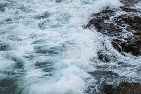 Las olas chocan contra la vacía playa de Eoropie en la Isla de Lewis, Escocia con mal tiempo.