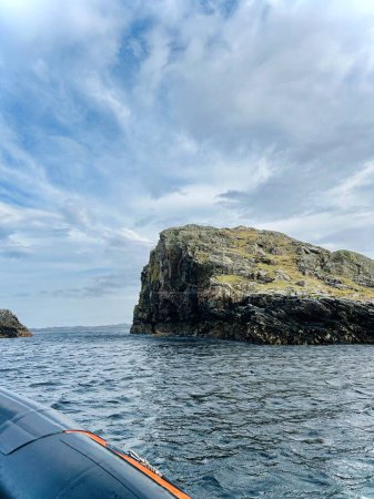 Bateau gonflable rigide RIB naviguant autour de magnifiques lochs marins de l'île de Lewis, en Écosse. Bateau à moteur sur Loch Rog. Photo de haute qualité