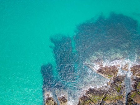 Vista aérea del puerto de Stoth en la isla de Lewis. Agua turquesa rodeada de afloramientos y acantilados de la cala circundante en Hébridas Exteriores