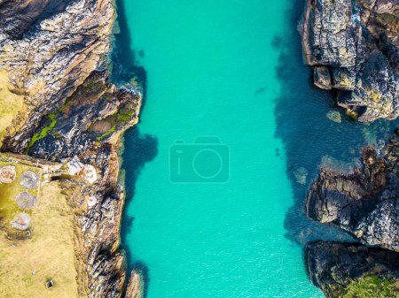 Vue aérienne par drone du port de Stoth sur l'île de Lewis. Eau turquoise entourée d'affleurements et de falaises de la crique environnante dans les Hébrides extérieures