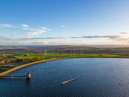 Luftaufnahme des Reva Reservoir, West Yorkshire, das von Pfadfindern aus Wharfedale als Wassersportzentrum genutzt wird