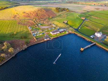 Téléchargez les photos : Vue aérienne du réservoir Reva, West Yorkshire, utilisé comme centre d'activités nautiques par les éclaireurs Wharfedale - en image libre de droit