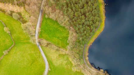 Téléchargez les photos : Swinsty Reservoir et la route de campagne sinueuse environnante dans le Yorkshire du Nord - en image libre de droit