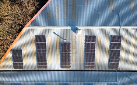 Vogelperspektive auf Solarzellen für die Versorgung mit erneuerbaren Energien auf dem Dach eines Industriegebäudes, Yorkshire, Großbritannien. 