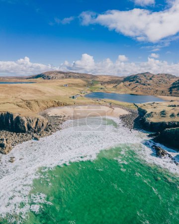 Luftaufnahme vom Strand von Dailbeag, Isle of Lewis. Ein abgelegener Strand auf den Äußeren Hebriden Schottlands. Drohnenblick auf abgelegenen schottischen Strand.