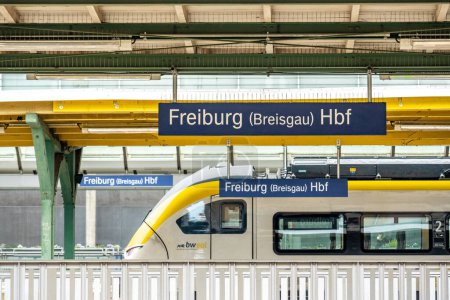 Téléchargez les photos : Portrait d'un train dans la gare principale de Fribourg-en-Brisgau - en image libre de droit