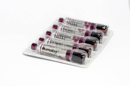 Téléchargez les photos : Plaquette thermoformée de cinq flacons d'Humalog Insulin par Eli Lilly isolés sur fond blanc - en image libre de droit