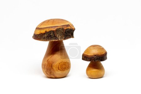 Foto de Primer plano de dos hongos decorativos hechos de madera aislada sobre fondo blanco, concepto de otoño - Imagen libre de derechos