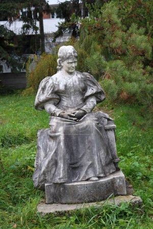 Téléchargez les photos : "La Grande Dame de Calata ", une statue du sculpteur Cluj Kolozsvri-Szeszk Ferenc vue à l'automne - en image libre de droit