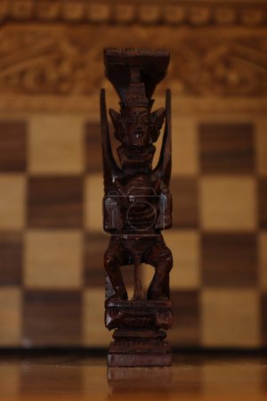 Téléchargez les photos : Pièces d'échecs mayas photographiées sur un fond montrant un échiquier - en image libre de droit